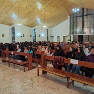 Nuestro Colegio celebra una misa para nuestros alumnos(as) que preparan sus sacramentos.